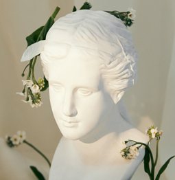 작은 얼굴 만들기 카드 — 들꽃 장식을 두른 흰 석고 흉상