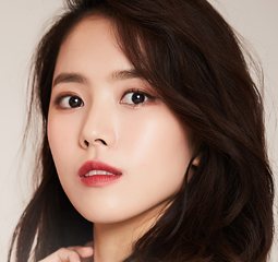 눈성형 카드 — 긴 머리 여성 모델 얼굴