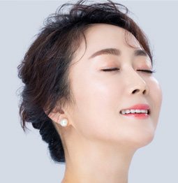 꺼진눈필러 카드 — 눈을 감고 고개를 든 중년 여성 모델